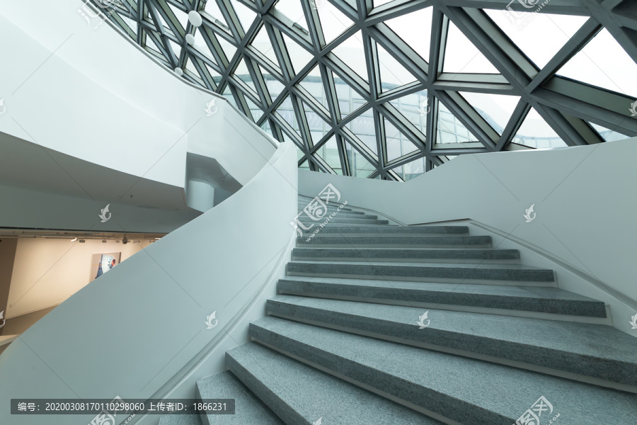 现代建筑旋转楼梯和透明幕墙
