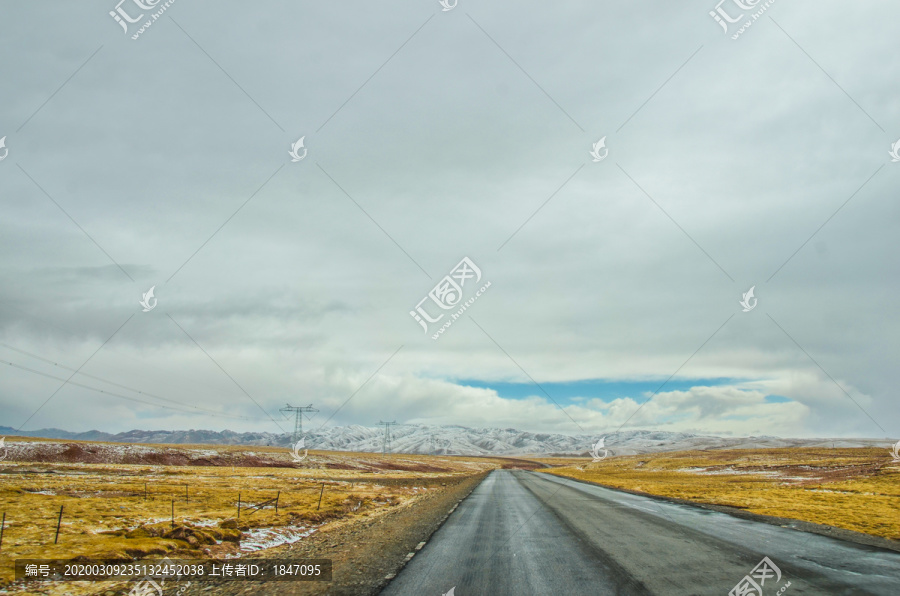 冬季雪山草原公路