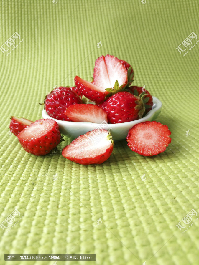 切开红颜草莓