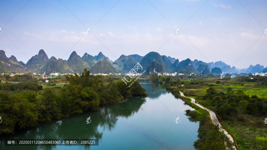 暮色中的阳朔遇龙河两岸风景