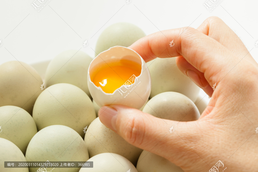 剥开的绿皮鸡蛋五黑鸡蛋