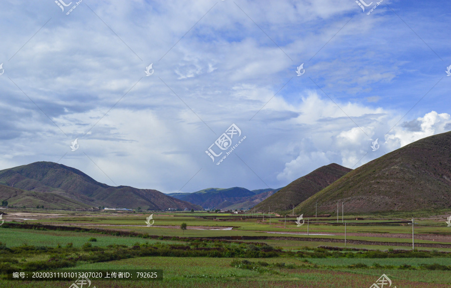 西藏山区平原风光