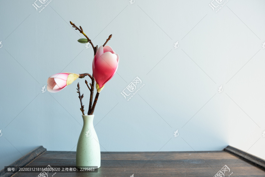 实木桌上花瓶插着花