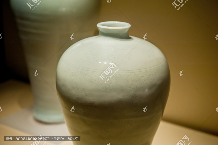 南京博物院白釉暗花纹梅瓶