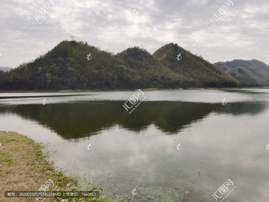 蓝天白云湖水大自然