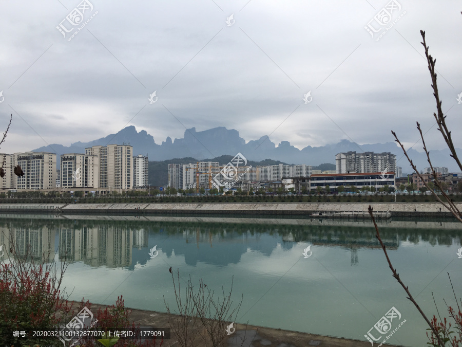 天门山下的澧水河