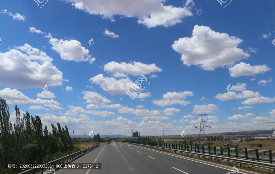 蓝天白云高速公路