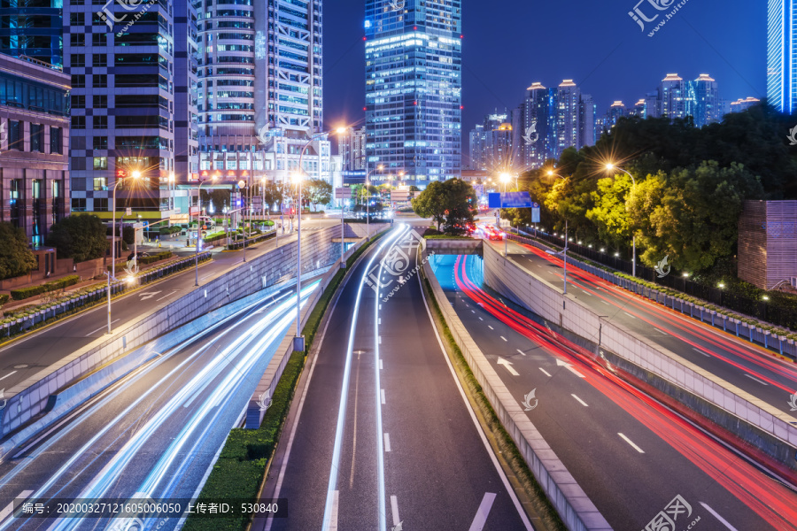 上海金融区街道车流光影轨迹夜景