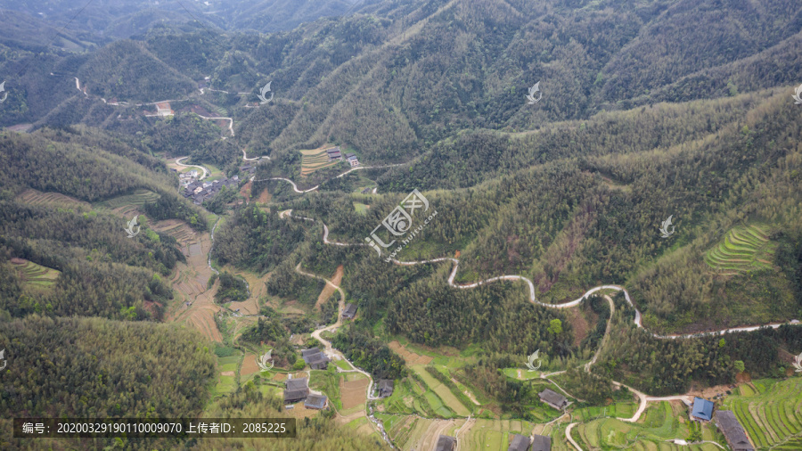 群山间的山村与梯田