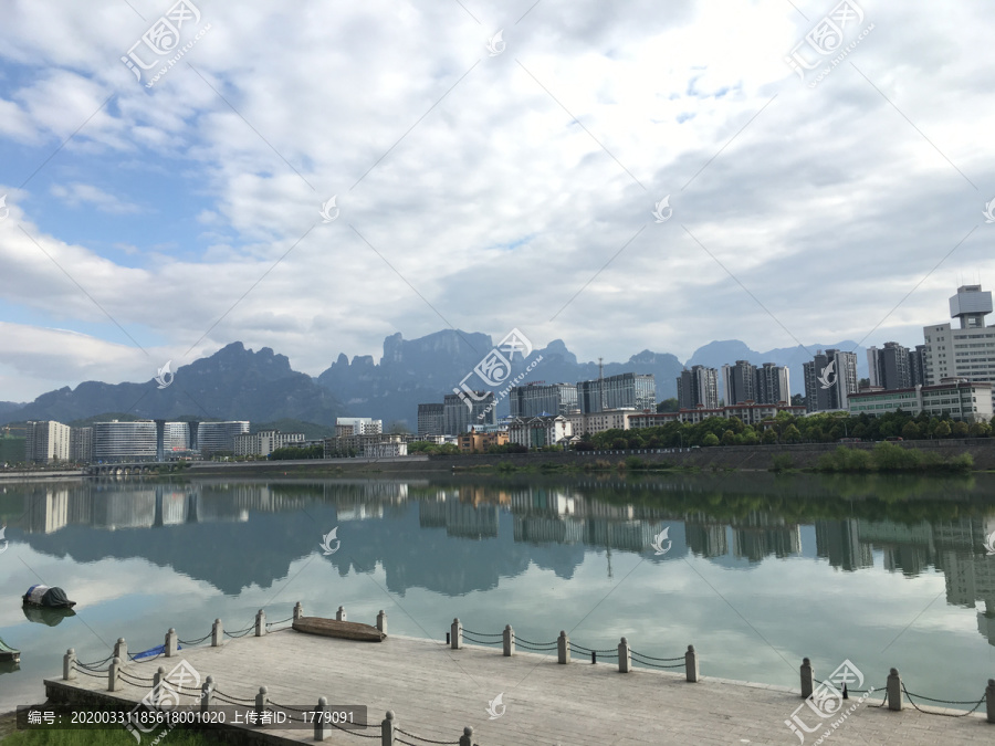 天门山的澧水河边