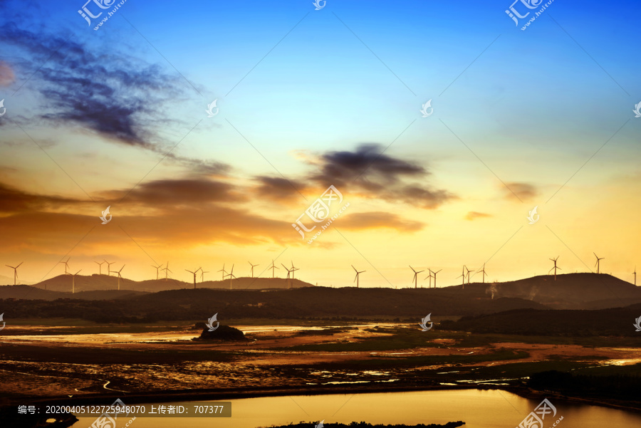 风力发电站在日落时