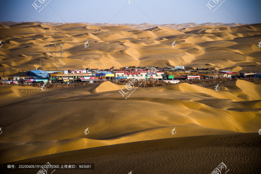 新疆塔里木盆地沙漠中的塔中驿站