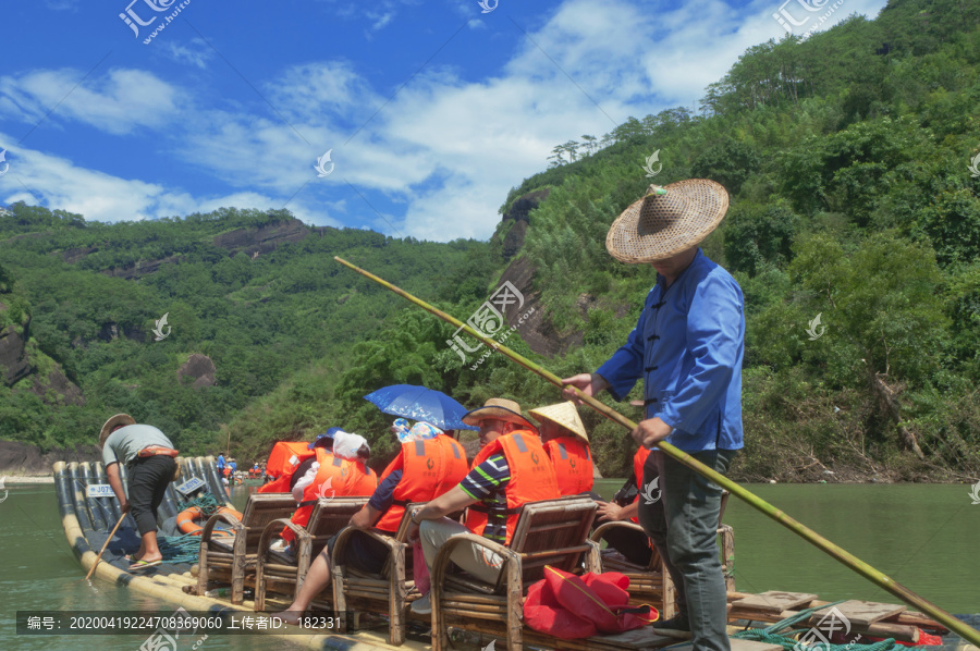 做竹筏游览山水