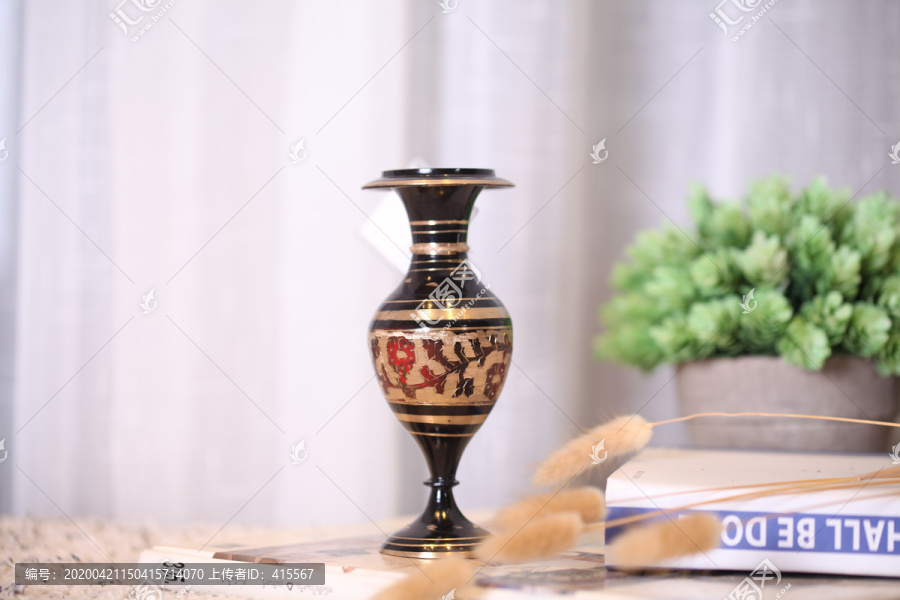 彩绘铜花瓶
