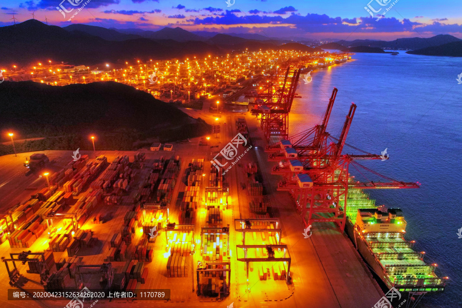 宁波舟山港穿山港区码头夜景