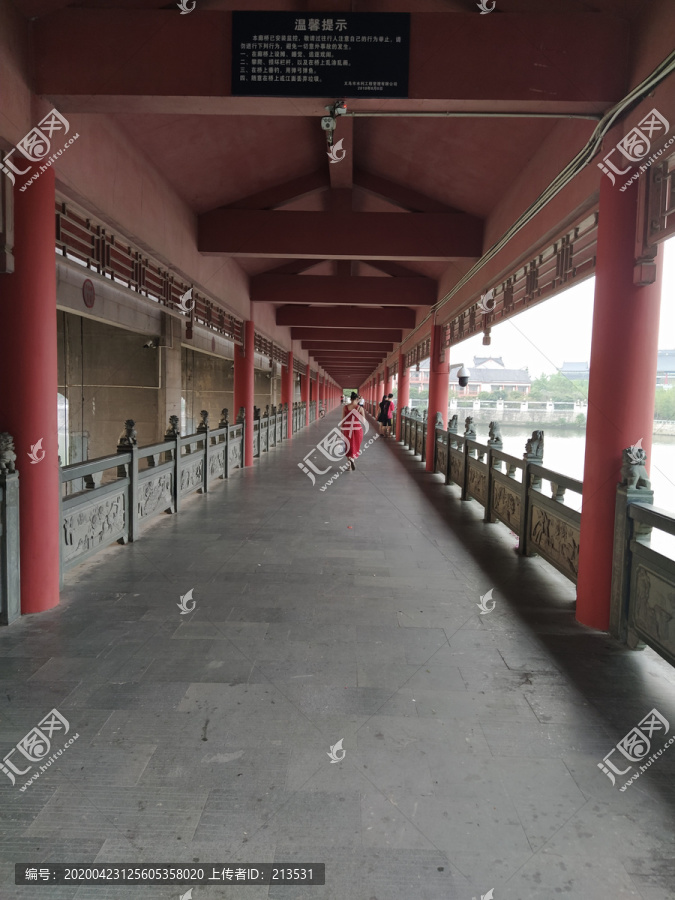 中式传统风雨桥