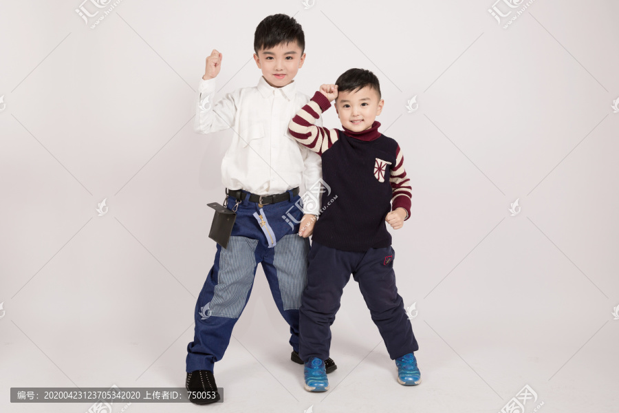 开心快乐的兄弟俩