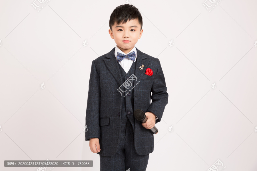 拿话筒的西装男孩