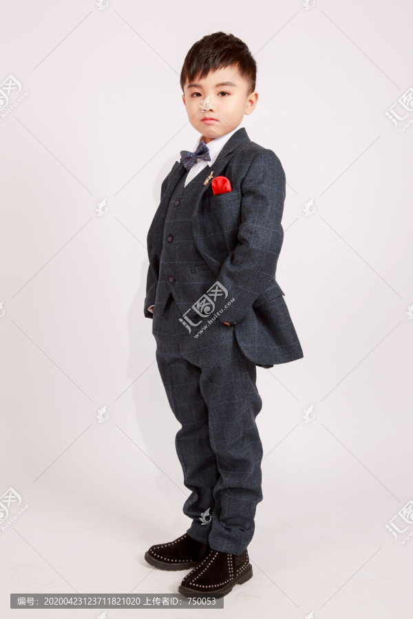 西装男孩