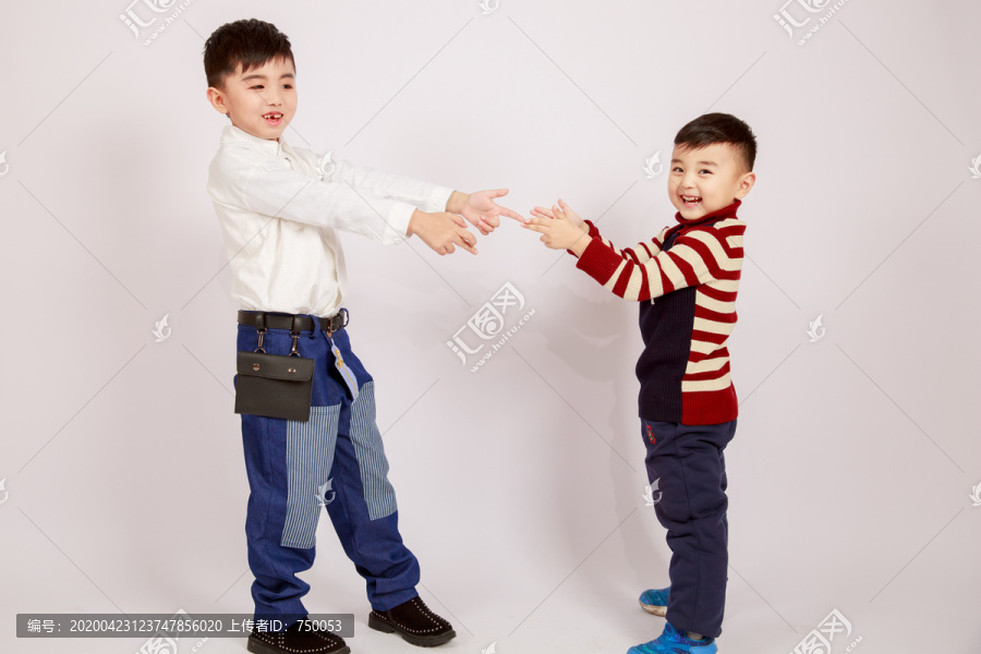 开心快乐的兄弟俩