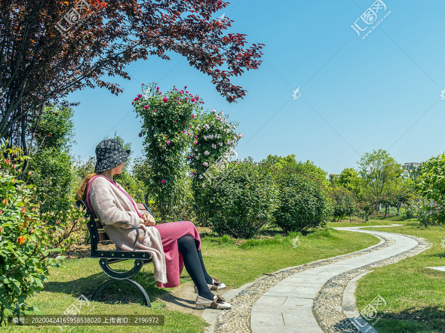 坐在公园椅上欣赏美景的女士