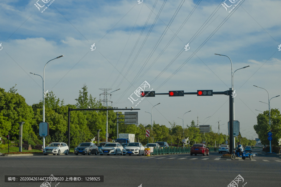 城市道路十字路口红灯