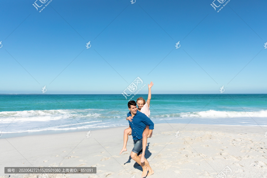 一对高加索夫妇站在海滩