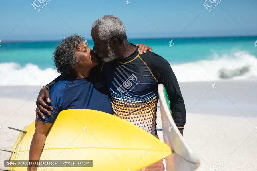 海边的一对非洲裔美国夫妇