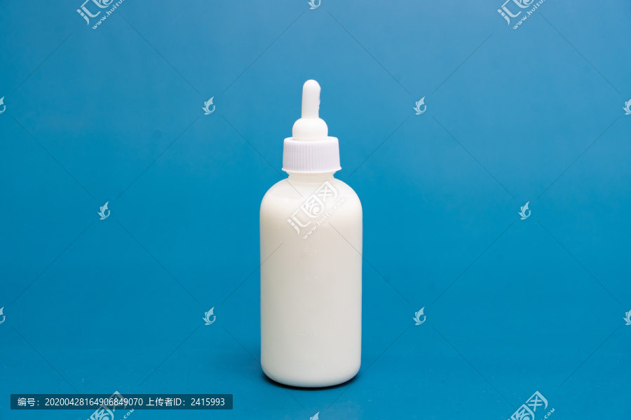 一个奶瓶羊奶粉
