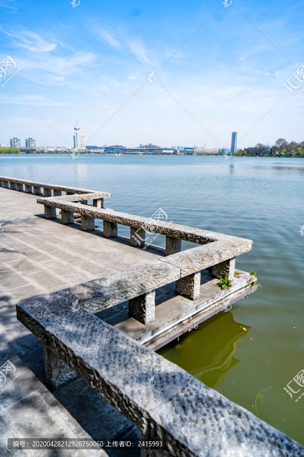 城市水面湖水石桥