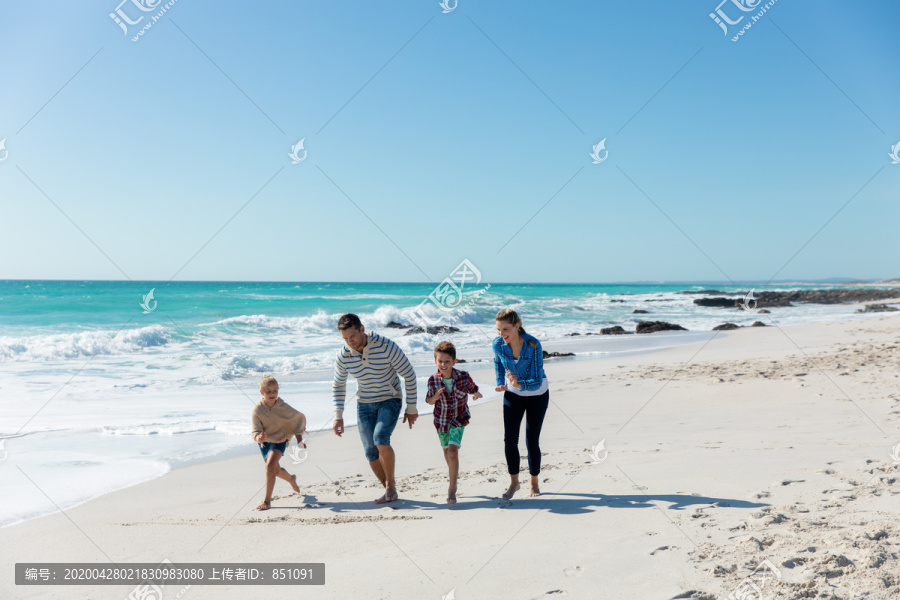 家庭海边出游