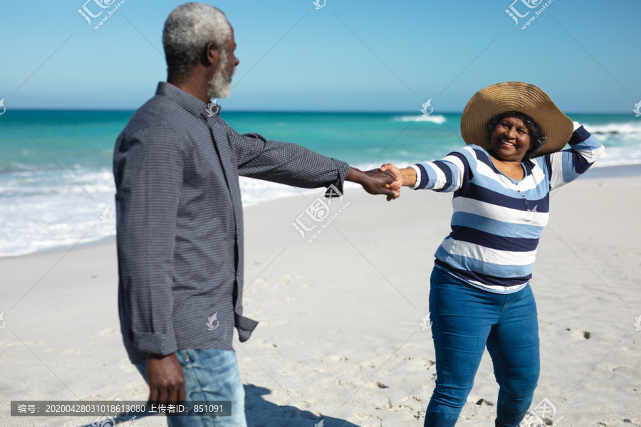 海边的一对非洲裔美国老夫妇