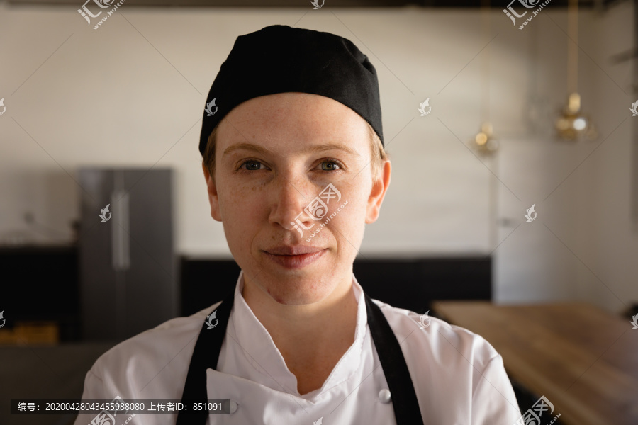 白人妇女在烹饪课上的特写镜头