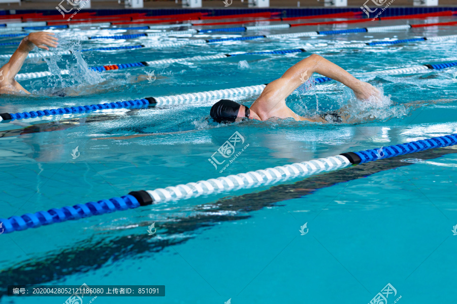 高加索男子游泳运动员在游泳池