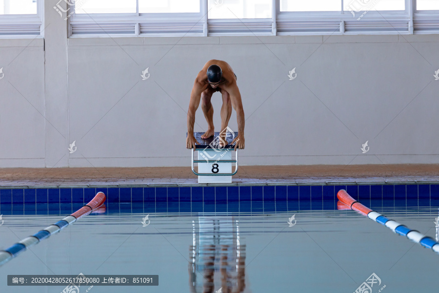男性高加索游泳运动员