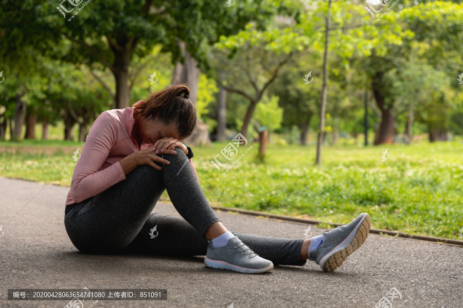 一位中年高加索妇女在公园里锻炼