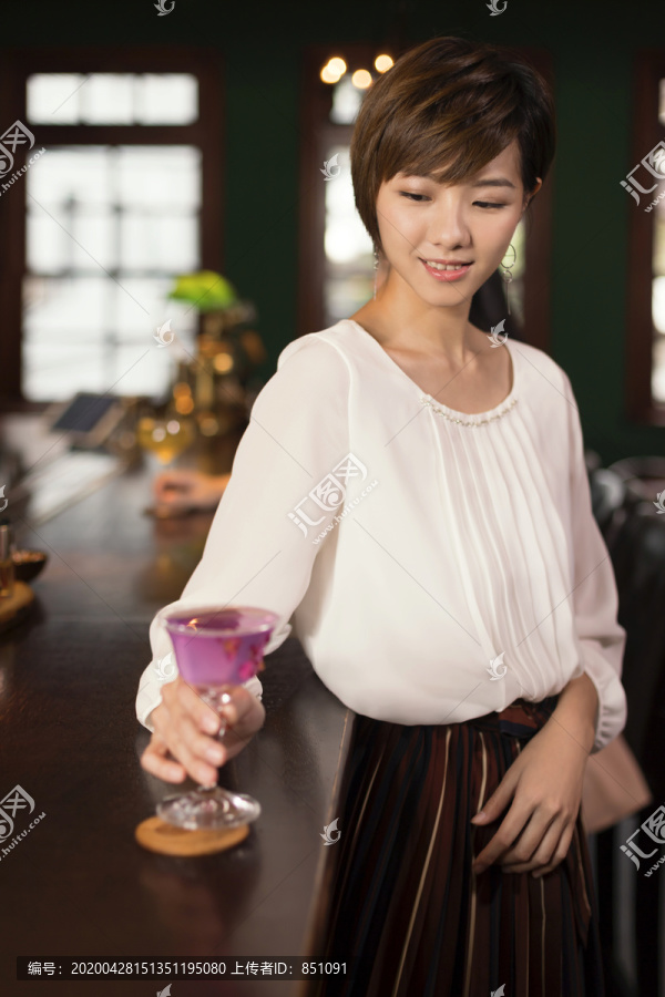 在酒吧喝酒的年轻女子