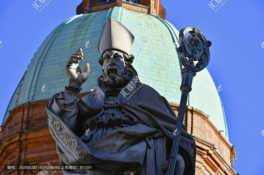 圣彼得罗尼乌斯雕像