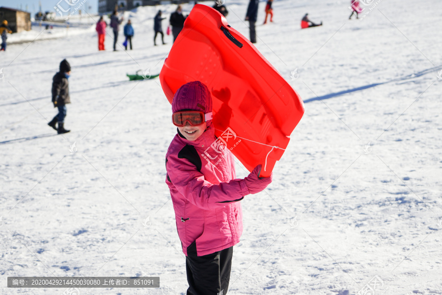在内华达山脉滑雪场滑雪的小女孩