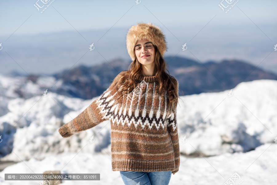 冬日赏雪的年轻女子