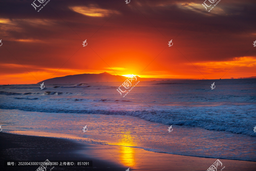 海边美丽多彩的日落