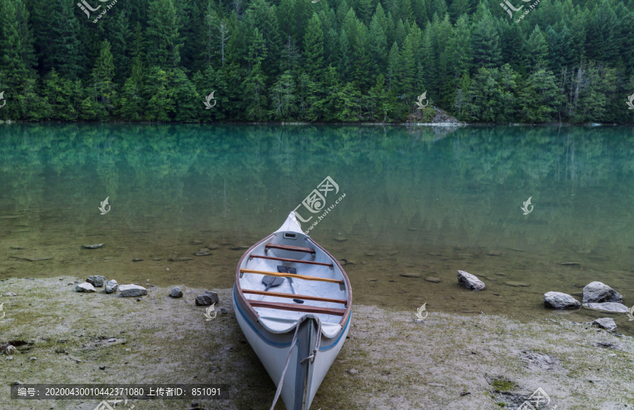 加拿大洛基湖上的独木舟