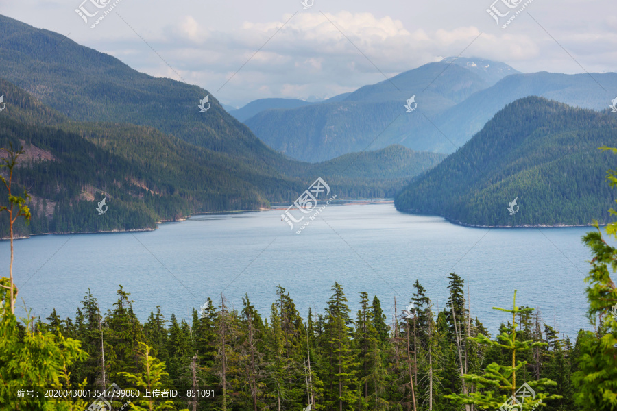 加拿大山湖边宁静的景色