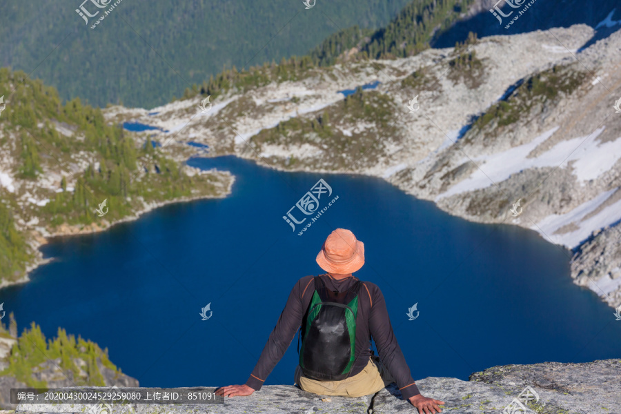 在宁静的山湖放松的徒步旅行者