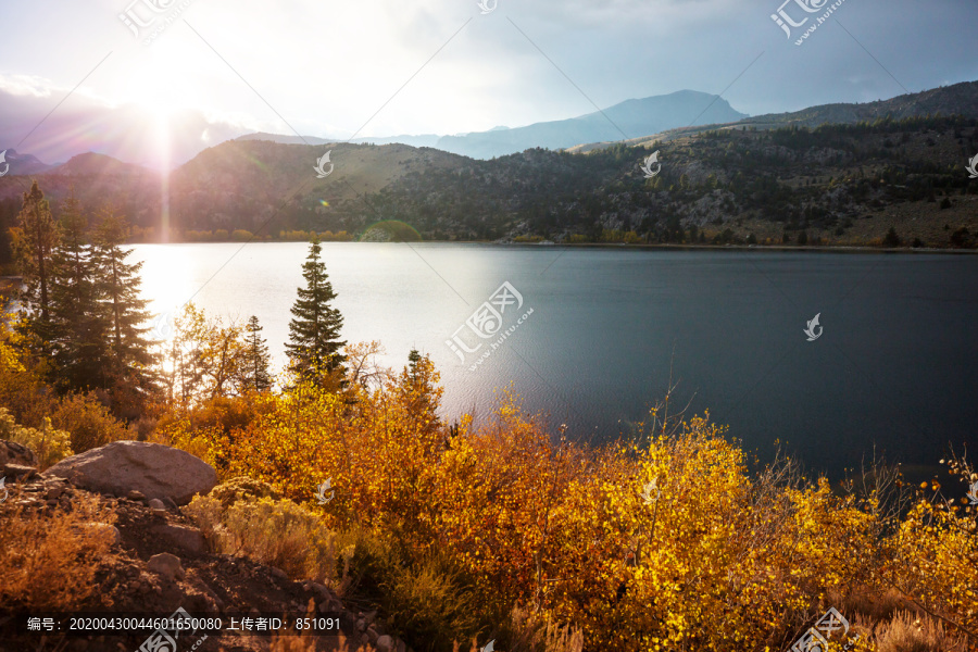 秋天的美丽湖泊
