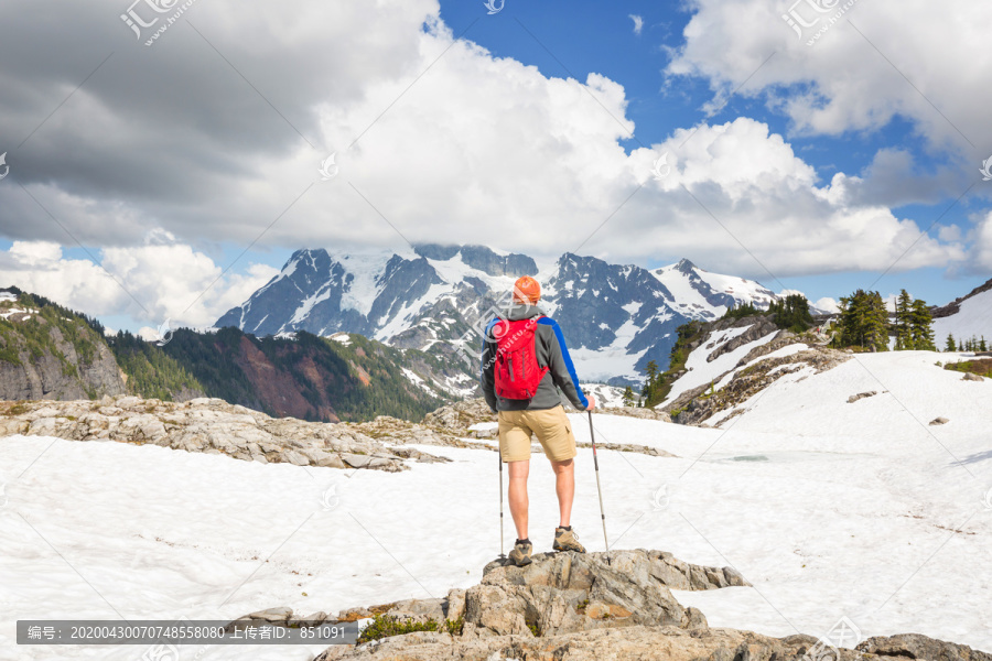 秋山徒步旅行的背包客