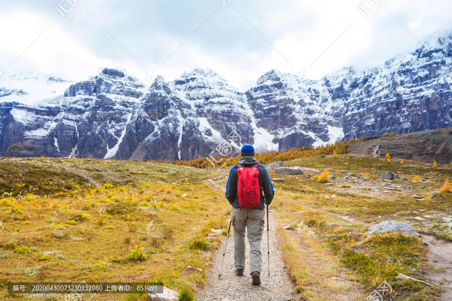 在秋山上徒步旅行