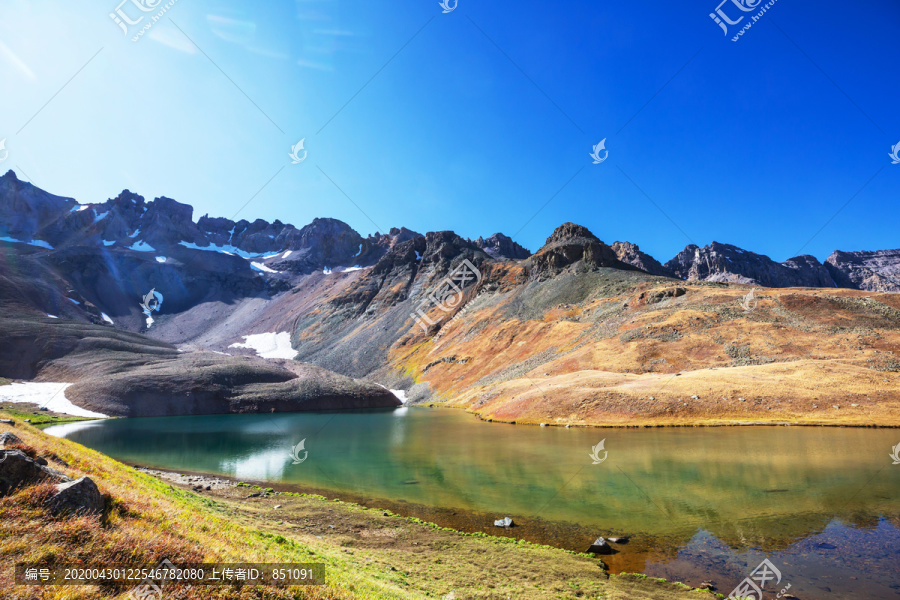 夏季山中的宁静湖