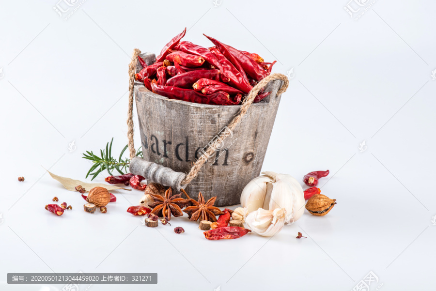 小木桶装的一桶干红辣椒和香料