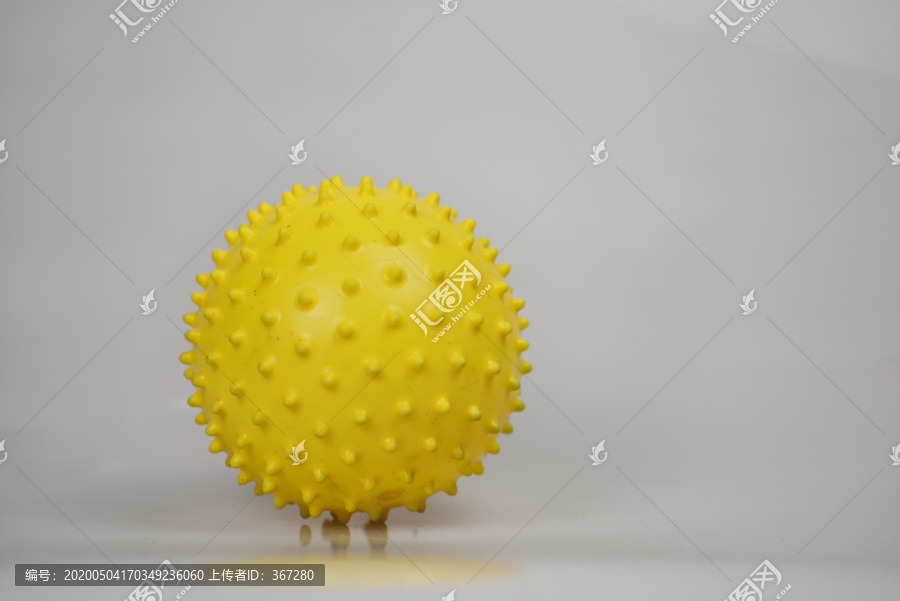 带刺的黄色小球塑胶玩具